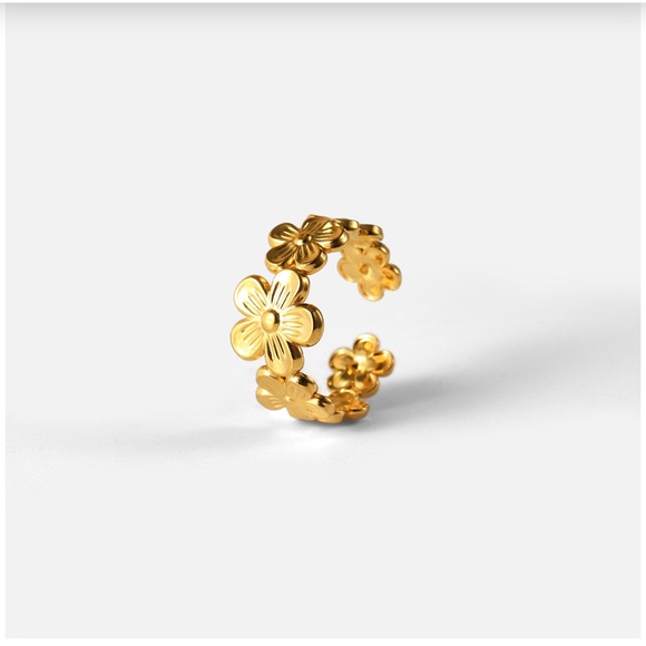 Chic 18K Gold-Plated Stainless Steel Adjustable Flower Ring - Picture 2 of 3